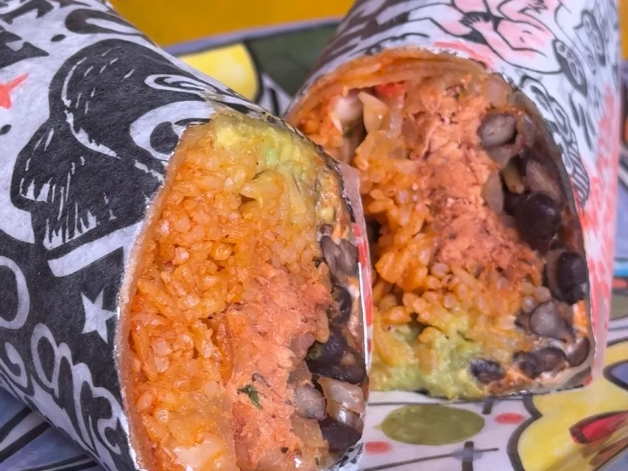 Burrito partido por la mitad mostrando el arroz, el frijol y la carne