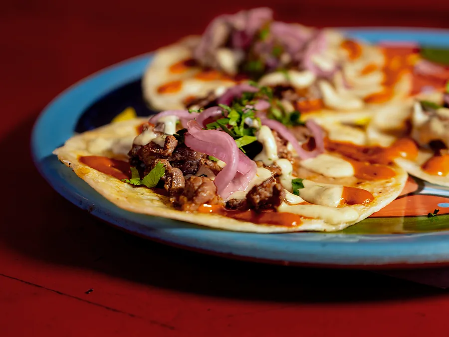 Tacos norteños de bistec con cebolla encurtida y culantro