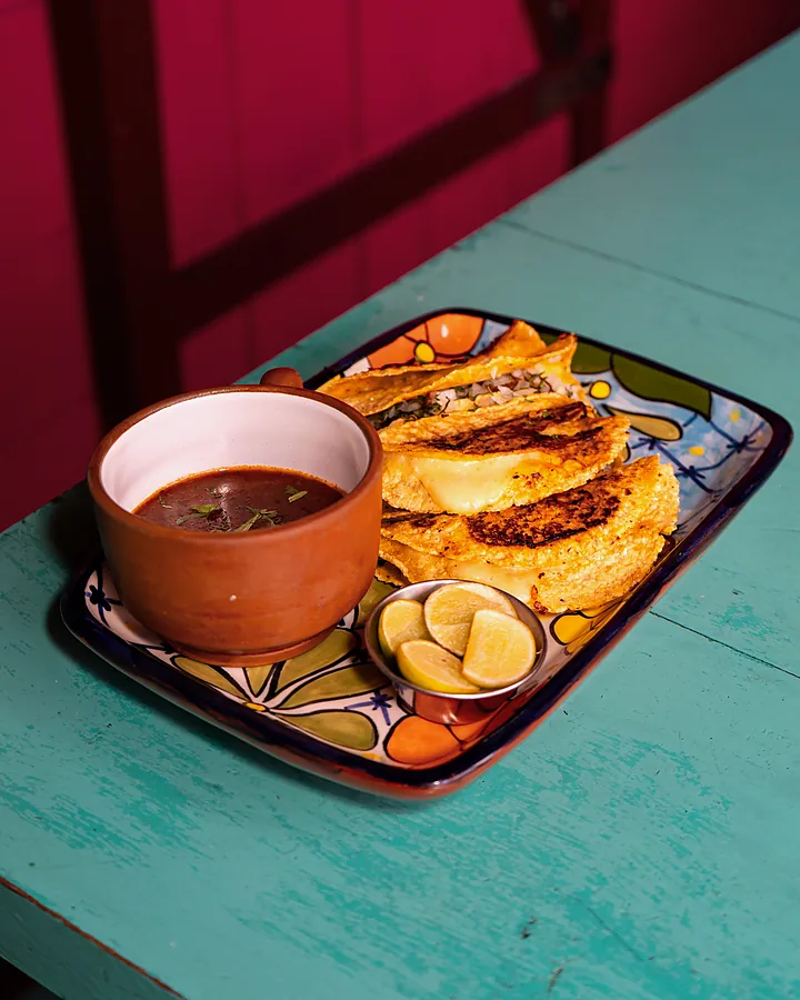 Tacos de birria de res con su taza de consomé